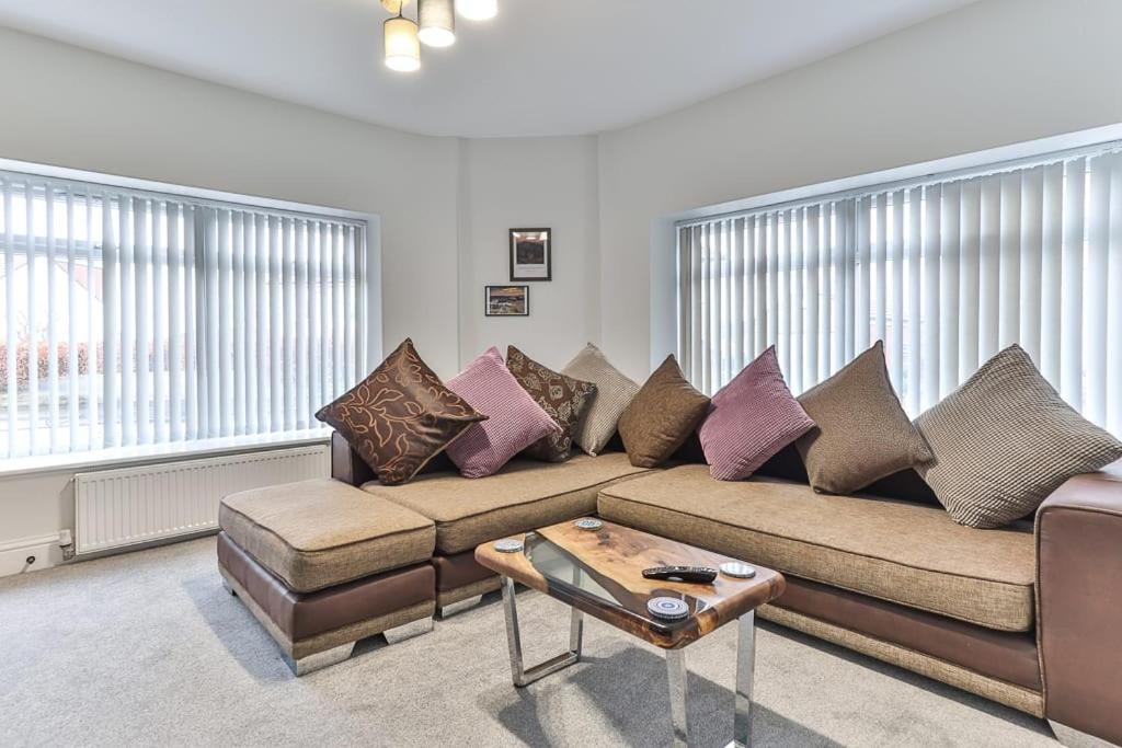 Luxury Spacious Pad With Games Room Sheffield Bagian luar foto
