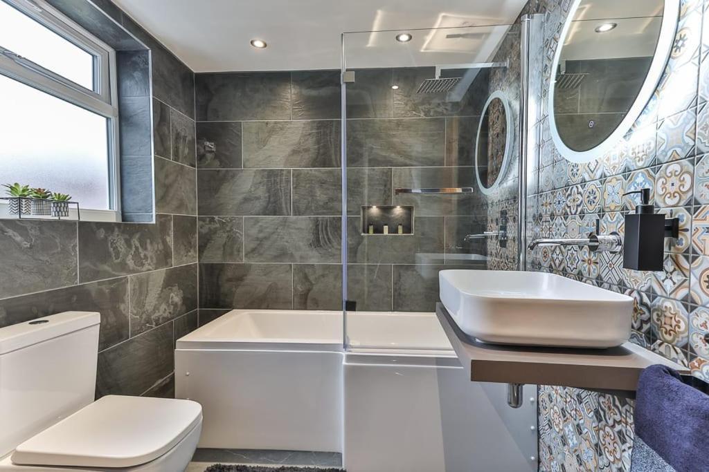 Luxury Spacious Pad With Games Room Sheffield Bagian luar foto