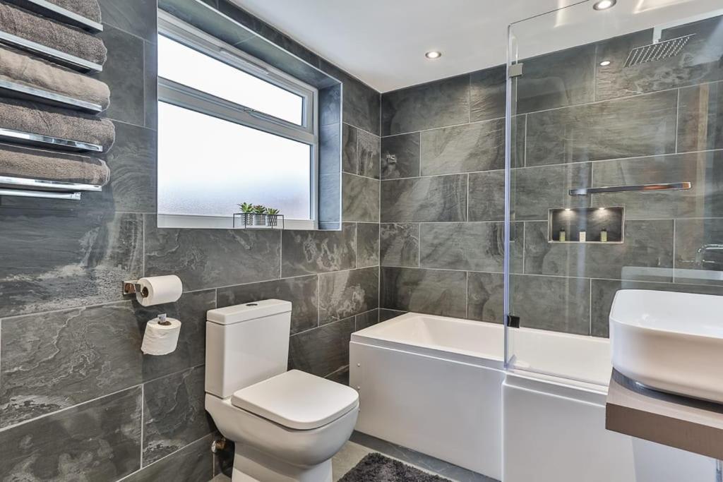 Luxury Spacious Pad With Games Room Sheffield Bagian luar foto